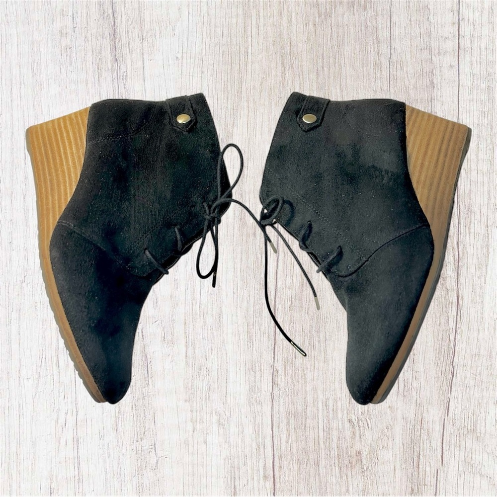 Dr. Scholl's Dakota Black Faux Suede Lace-Up Wedge Ankle Booties - Size 9 - Picture 3 of 10